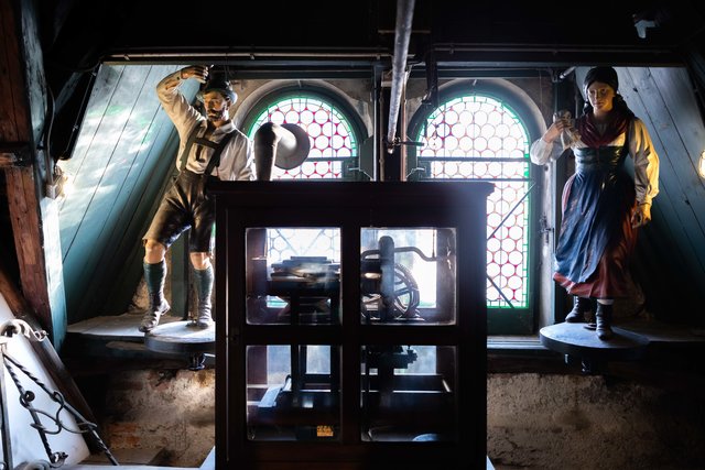 Symbol: Das Steirerpaar, das im Glockenspiel tanzt, hat dreimal täglich seinen großen Auftritt vor vielen Schaulustigen. | Foto: Jorj Konstantinov