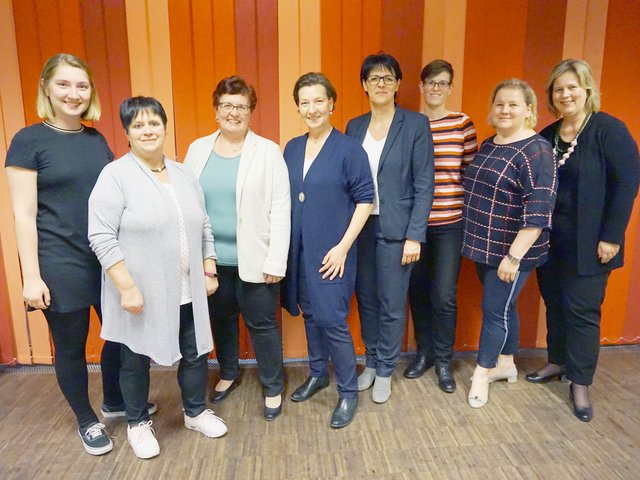Renate Gruber (4.v.r.) lud die SPÖ-Frauen zum Diskutieren ein.