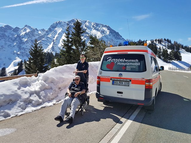 Der schneebedeckte Göll-Gebirgsstock präsentierte sich bei dem Ausflug in voller Pracht und unter blauem Himmel.  | Foto: BRK BGL