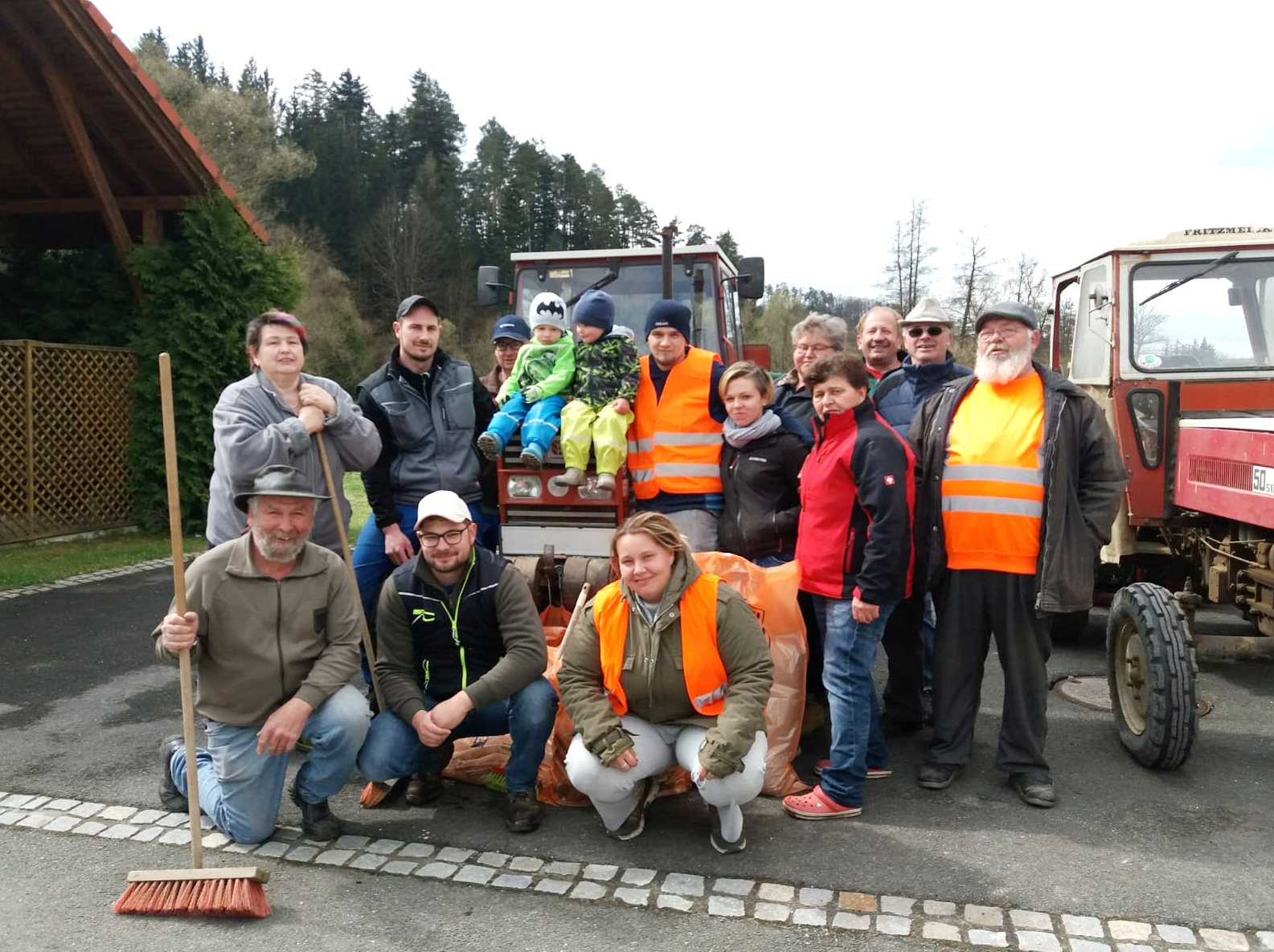 Johanna und Franz Göbl, Richard Biringer, Markus Bauer, Richard und Jonas Biringer, Gabriele Weber, Sebastian, Martin, Julia und Gertraude Kopp, Heidi Weber, Gerhard Scheidl, Karl Kopp und Rudi Weber
(nicht am Bild: Scheidl Elisabeth)