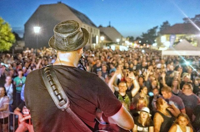 Wenn die Zachgasse voll mit Leuten ist, kann das nur eines bedeuten: Wiener Wahnsinn spielen beim Maibaumfest!