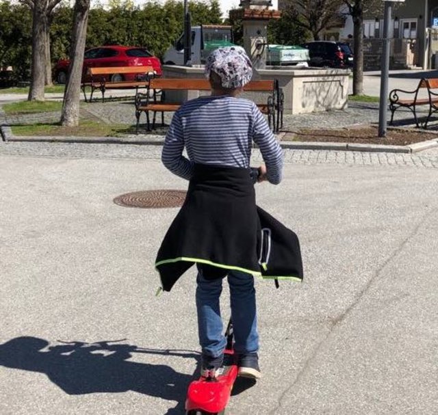 Schon Kinder fahren gern mit den schnellen E-Scootern.  | Foto: Sellner