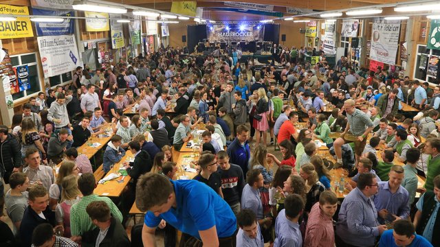 Bei Festen, wie hier der Mostkost in Niederthalheim, steht der Spaß im Vordergrund. Am Nachhauseweg sollte man sich den Anwohnern zuliebe aber gesittet verhalten. | Foto: Helmut Klein
