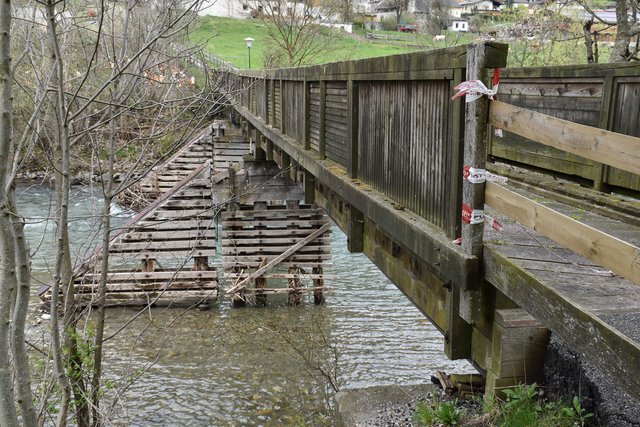 Das Hochwasser beschädigte und verschob die Aufleger der Brücke