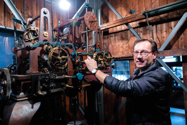 Franz Balkovic betreut das Glockenspiel seit 40 Jahren und kennt es bestens. | Foto: Jorj Konstantinov