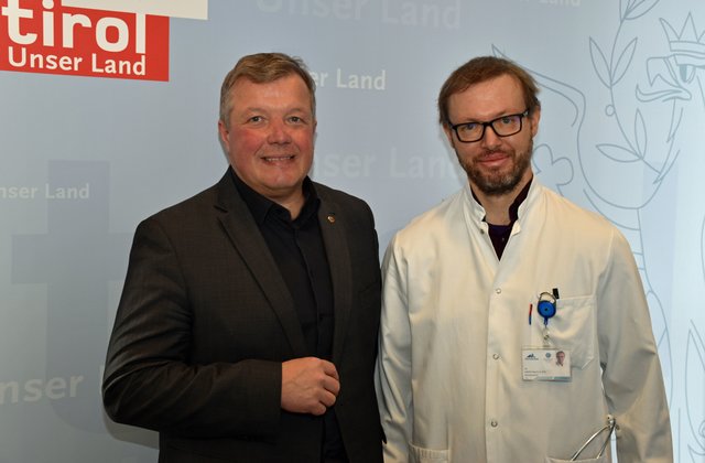 Dr. Manfred Nairz (re.) hat das Stethoskop gegen das Mikroskop getauscht, um mit einer pharmakologischen Substanz das Abwehrsystem stärken zu können. Wissenschaftslandesrat Bernhard Tilg: „Dieses vielversprechende Forschungsprojekt wird vom Land Tirol gefördert.“ | Foto: Land Tirol/Schwarz