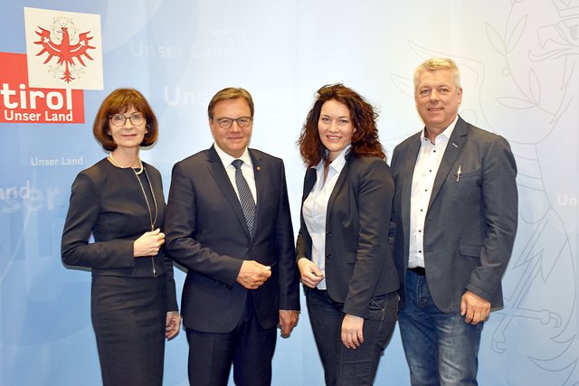 (v.li.): Ida Hintermüller, Vorständin der Abt. Finanzen, LH Günther Platter, LHStvin Ingrid Felipe und Franz Streitberger, Leiter des Sachgebiets Budgetwesen des Landes. | Foto: Land Tirol