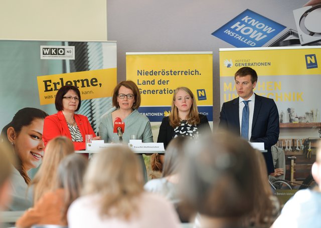 Obfrau der Sparte Information und Consulting in der Wirtschaftskammer Niederösterreich (WKNÖ) Ingeborg Dockner, Bildungs-Landesrätin Christiane Teschl-Hofmeister, Junge Industrie NÖ/Bgld-Geschäftsführerin Gerti Wallner und AMS-Landesgeschäftsführer Sven Hergovich am Podium der Pressekonferenz
