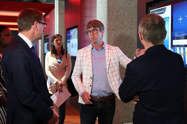 Betriebsbesuch bei der Catalysts GmbH in der Linzer Tabakfabrik – v.l.: Wirtschafts-Landesrat Markus Achleitner im Gespräch mit Harald Radi, Mitglied der Geschäftsführung von Catalysts. | Foto: Land OÖ / Lisa Schaffner