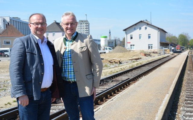 Hannes Waidbacher und Ferdinand Tiefnig haben sich vor Ort von dem Baufortschritt überzeugt.  | Foto: OÖVP