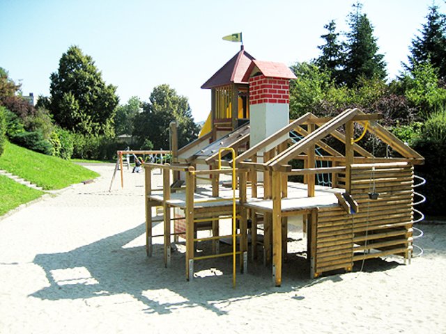 Biesenfeld: Am Klettergerüst und der Wackelbrücke werden vor allem die größeren Kinder glücklich.