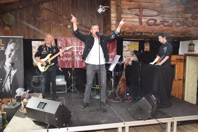 Der Serfauser Schlagersänger Philipp "Phil" Olavide präsntierte am Ostermontag seine brandneue CD im Patschi Pub in Serfaus. | Foto: Schwarz