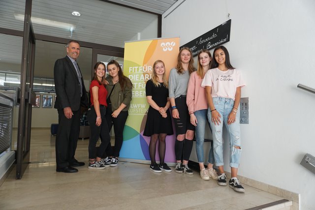 Freuten sich gemeinsam mit HLW-Direktor Mag. Markus Höfle über den ersten Preis beim Filmwettbewerb (v.l.n.r.): Nikita Weippert, Laetitia Tscherch, Laetitia Seitz und Felix Steinreiber (beide nicht im Bild), Marie Filzer, Christine Feichtinger, Valentina Ritzer und Liane Polt.