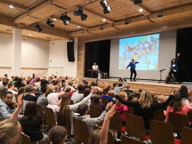 Als Zugabe sprang der Breitmaulfrosch noch durch den arena SAAL