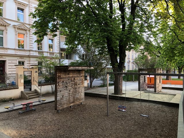 Promenade: Der gemütliche und schattige Park ist auch ein Treffpunkt für Eltern.