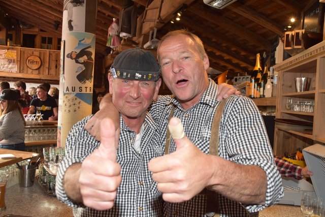 Ulrich "Ulli" Spiecker (li.) wurde von seinem Chef Stefan Patscheider gebührend in den Ruhestand verabschiedet. | Foto: Schwarz