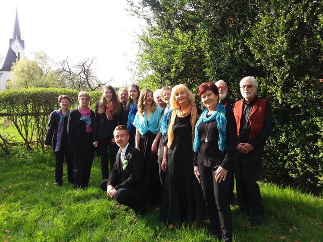 Das Schloss-Ensemble St. Peter-Freienstein unter Leitung von Elisabeth Sölkner (Mitte) gab kürzlich ein besonderes Konzert im Schloss Friedhofen. Am Klavier begleitete Christopher Köck (vorne kniend), Krista Theuerman (2.v.r.) las aus ihren Werken.  | Foto: KK