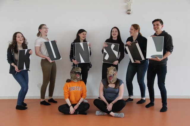Schüler der 3BHL der HLW Braunau: Von links (2. Reihe): Lea Huber, Katrin Steinhögl, Lisa Schlager, Lisa Forsthofer, Amelie Strasser und Elias Eiblmair. Von links (1. Reihe): Tanja Haring und Christina Hofbauer.