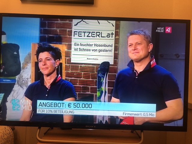 Am Bildschirm eingeblendet: Das von Leo Hillinger in Aussicht gestellte Angebot in Höhe von 50.000 Euro. Da freuen sich Bettina Sandtner und Andi Winkler aus Rauris.