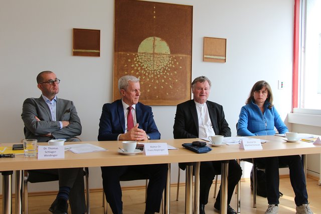 Thomas Schlager-Weidinger (Mitinitiator des Kunst- und Forschungsprojektes „Anstoß Gruber“), Franz Keplinger (Rektor der Privaten Pädagogischen Hochschule der Diözese Linz - PHDL), Bischof Manfred Scheuer und Martina Gelsinger (Kunstreferat der Diözese Linz) stellten das Kunstprojekt Johann Gruber an der PHDL vor. | Foto: Diözese Linz / Fürlinger
