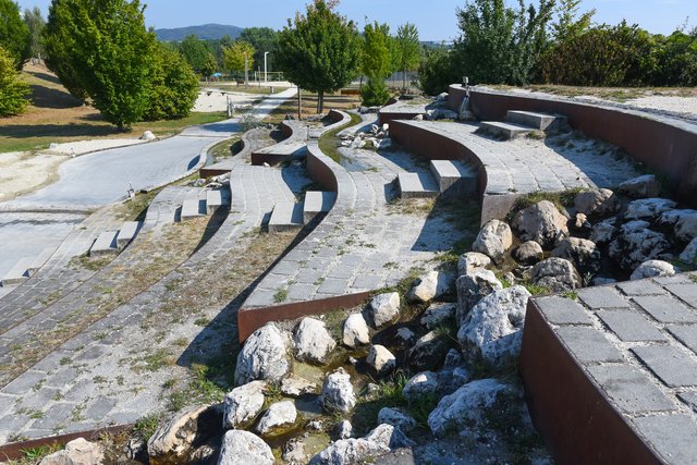 Wasserspielplatz am Weikerlsee – hier dürfen die Kinder so richtig im Matsch wühlen.