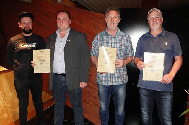 Die Piloten des MFC-Lienz mit den Urkunden der Leistungsprüfungen: Christof Moser, Obmann Michael Sussitz, Fritz Dietrich und Herbert Dietrich (v.l.) | Foto: Markus Kozubowski