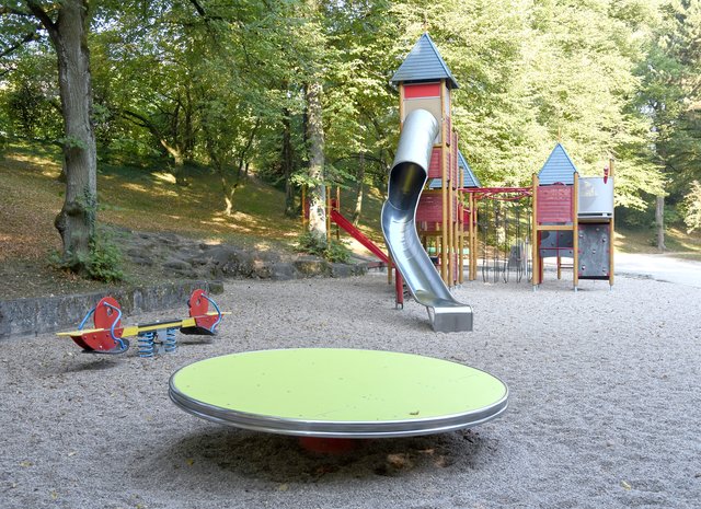 Bauernberg – Der Spielplatz liegt ruhig im Grünen. Im Winter darf nebenan gerodelt werden.