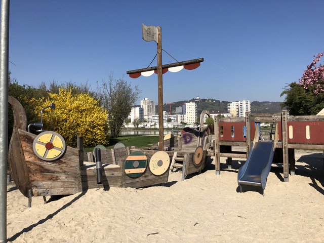 Donaulände – Vom Spielschiff mit Blick auf die Donau erobern echte Wikinger die Stadt.