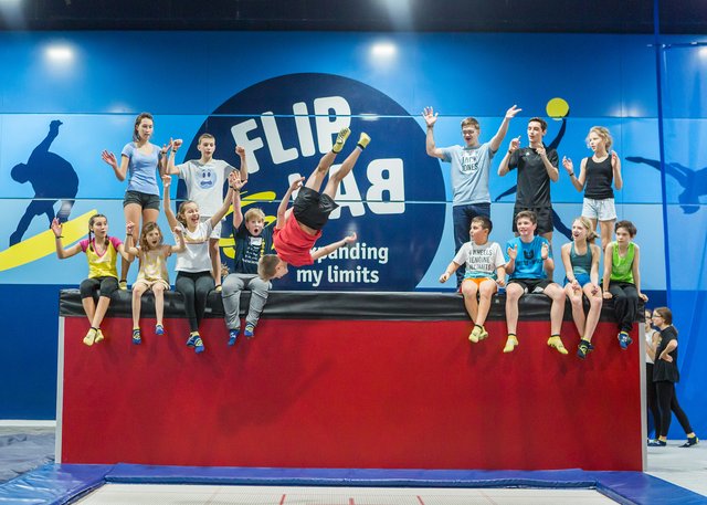 Trampolin und mehr: Indoor-Erlebniswelt eröffnet in Völs - Westliches ...