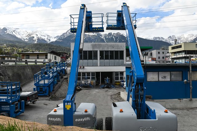 Durch Ausfahren der Teleskopvorrichtung des Staplers geriet ein Arbeiter in die Hochspannungsleitung. | Foto: Alle Fotos: Zeitungsfoto.at