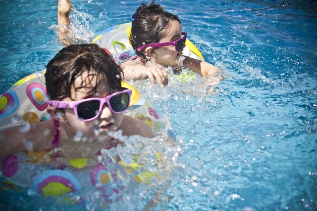 Neben Schwimmhilfsmitteln, wie Schwimmflügel und -reifen, vermeidet man Badeunfälle vor allem durch Achtsamkeit.