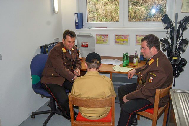 Beim Prüfen: Abschnittsfeuerwehrkommandant Hans Jürgen Schiefer (li.) und Patrick Bacher (Ortsfeuerwehrkommandant Tamsweg). | Foto: LFV Salzburg Bezirk Lungau