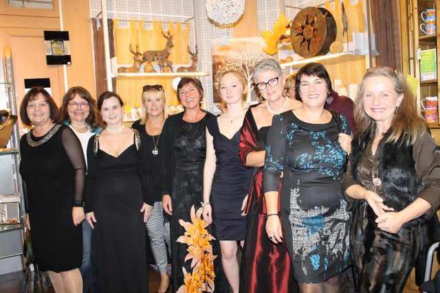 Karin Rosenberger (re.) und Ihr Team funktionieren auch heuer wieder die Pro Mente OÖ - Postpartner-Räumlichkeiten zum Catwalk um.