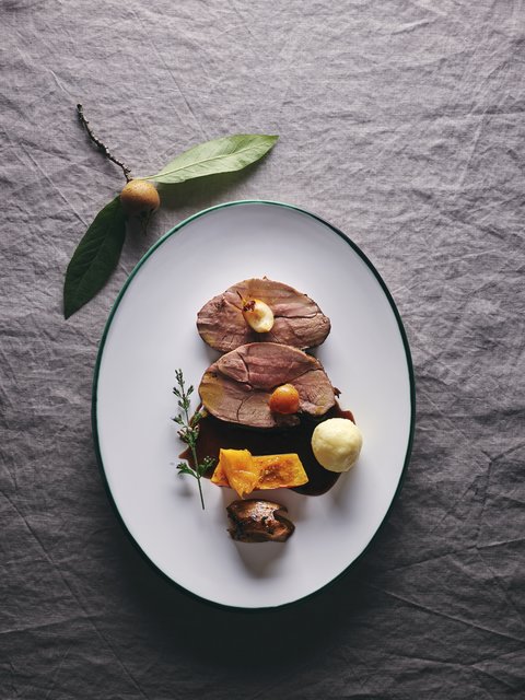 Rehschlegel mit Mispeln, Kürbis und Grießknödel, nur eines der vielen Rezepte in "Der Jaga – Der Koch". | Foto: Armin Walcher