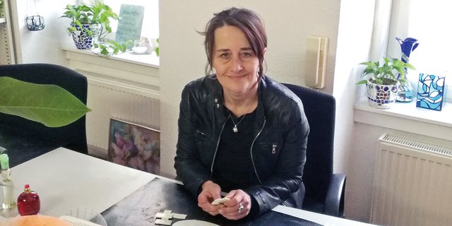 Klaudia Waidhofer bei der kreativen Arbeit in ihrem Atelier Harmony in der Hetzendorfer Straße 7.