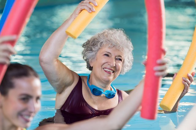 Wassergymnastik ist ein gutes Beispiel für gelenkschonenden Sport. | Foto: Rido / Shutterstock.com