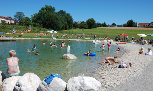 Wasserratten und Sonnenanbeter finden in der Region viele tolle Hotspots – wie hier bei Woodys Naturbad.