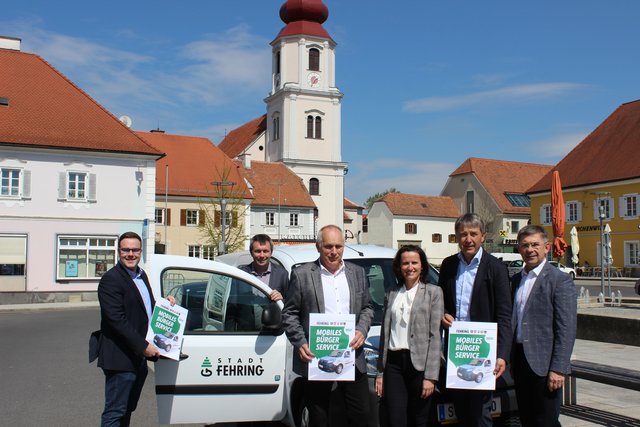 Das Gemeindeteam rund um Bürgermeister Johann Winkelmaier (2.v.r.) hat gemeinsam ein neues Service ausgetüftelt. | Foto: Stadtgemeinde Fehring