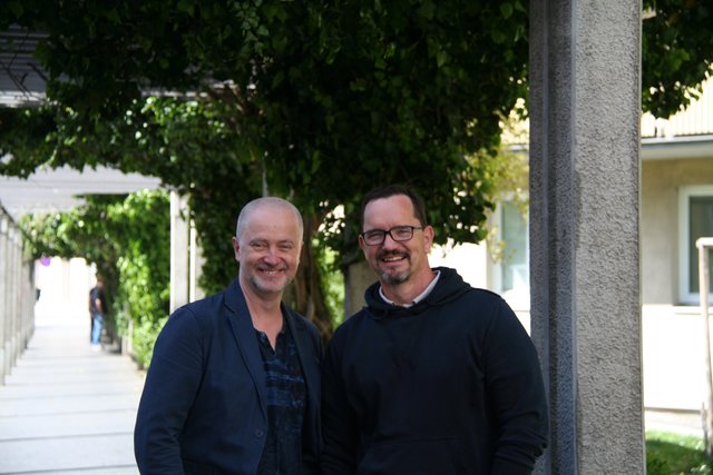 In der Theresienbadgasse fühlen sich die "elfzwanzig"-Buchautoren Klaus Prokop (l) und Michael Haitszinger wohl.