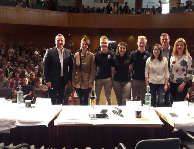 Fünf Kandidaten stellten sich den Fragen der Schüler: Georg Mayer (FPÖ, 1.v.l.), Karoline Edtstadler (ÖVP, 2.v.l.), Karin Feldinger (Neos, 1.v.r.), Stefan Kaineder (Grüne, 2.v.r.) und Julia Herr (SPÖ, 3.v.r.). | Foto: Langhofer