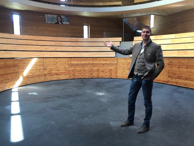 Raphael Kuen im modernen Veranstaltungszentrum AZW, hier wird am kommenden Freitag eine Vernissage namhafter Künstler stattfinden.