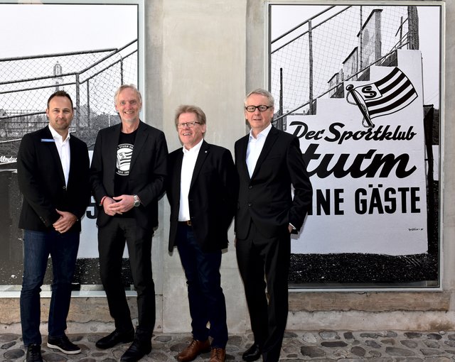 Erfreut: Sturm.Geschäftsführer Thomas Tebbich, Stadtrat Günter Riegler, Chronist Herbert Troger und Museumsdirektor Otto Hochreiter (v.l.) | Foto: Edin Prnjavorac/GrazMuseum