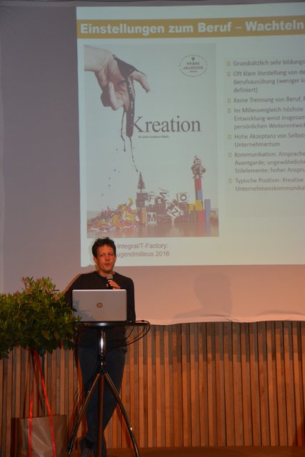 Jugendkulturforscher Philipp Ikrath widmete seinen Vortrag den Fragen: Was brauchen junge Arbeitskräfte?