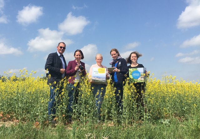 Ein wunderschönes Fotomotiv derzeit – die Rapsfelder der Umgebung. LEADER-OBMANN Kurt Jantschitsch posiert mit den Mitarbeiterinnen aus dem LEADER-Büro. | Foto: LEADER Region Weinviertel Ost