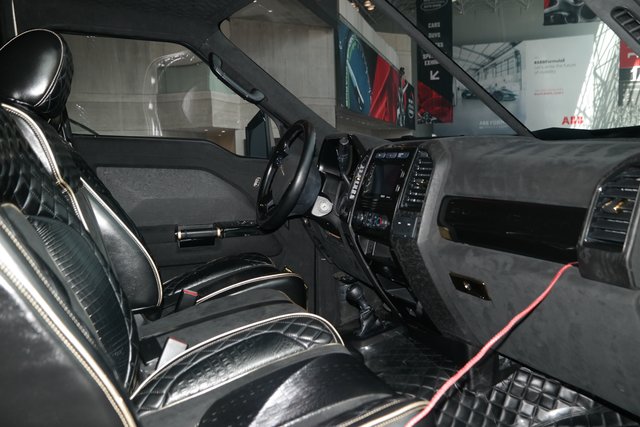 Leder rundum, doch ansonsten wirkt das Interieur vorne eher rustikal.
 | Foto: © Rudolf Huber / mid / trd mobil