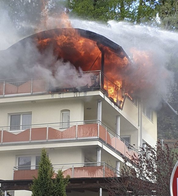 Es gibt noch keine offiziellen Informationen, aber eine Person wurde wahrscheinlich beim Brand verletzt. | Foto: Zeitungsfoto