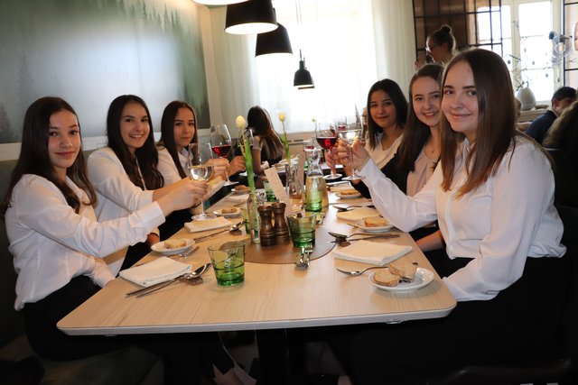 HAK Schüler dinierten im Zuge des Unterrichtsfaches "Persönlichkeitsbildung" in entsprechendem Dresscode. | Foto: Osterkorn