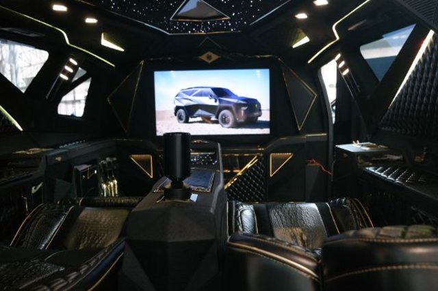 Der Blick durch die Heckklappe auf die zwei Einzelsitze und den großen Bildschirm des Karlmann King.
 | Foto: © Rudolf Huber / mid / trd mobil