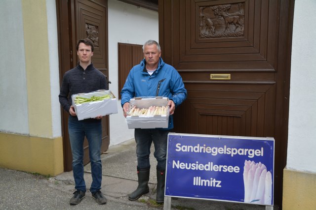 Andreas und Andreas Haider mit ihrem Spargel.