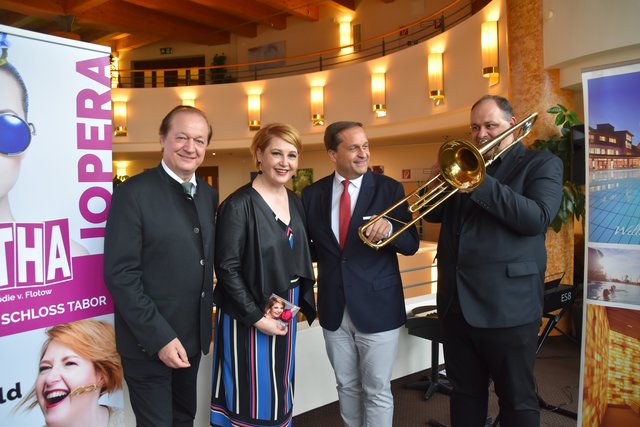 Im Stegersbacher Hotel Larimar: Hausherr Hans Haberl, Jazz-Sängerin Karin Bachner, Jopera-Intendant Dietmar Kerschbaum und Posaunist Robert Bachner. | Foto: Martin Wurglits